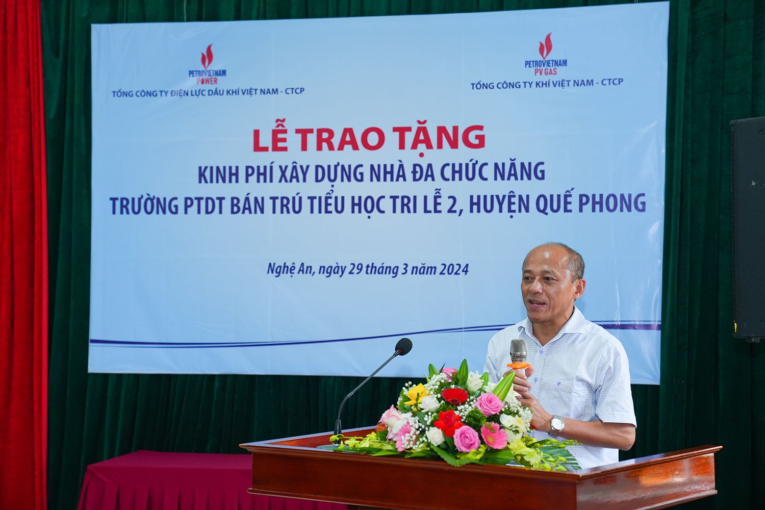Ông Hoàng Xuân Thành, Chủ tịch HĐQT PV Power HHC báo cáo tại buổi làm việc