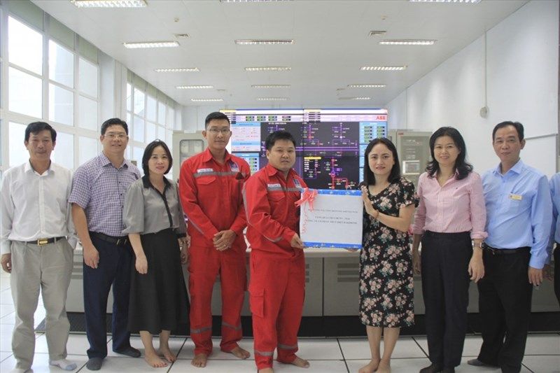 Công đoàn Dầu khí Việt Nam trao 290 triệu đồng phục vụ người lao động