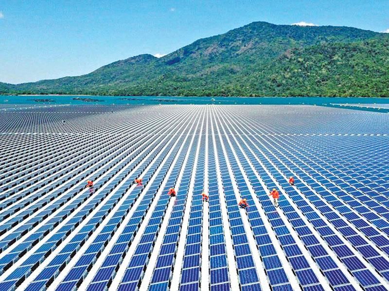 Theo Bộ Công thương, giá điện gió và mặt trời đang giảm nhanh và dự báo sẽ tiếp tục giảm trong những năm tới.  Tham khảo các dự báo quốc tế, Quy hoạch điện VIII dự kiến giá điện gió trên bờ sẽ giảm từ 7,74 UScent/kWh giai đoạn trước năm 2025 xuống mức 6,35 UScent/kWh trước năm 2030 và 5,3 UScent/kWh trước năm 2050.  Với mặt trời, giá điện sẽ giảm xuống mức 5,5 UScent/kWh trước năm 2030 và 3,4 UScent/kWh rước năm 2050.