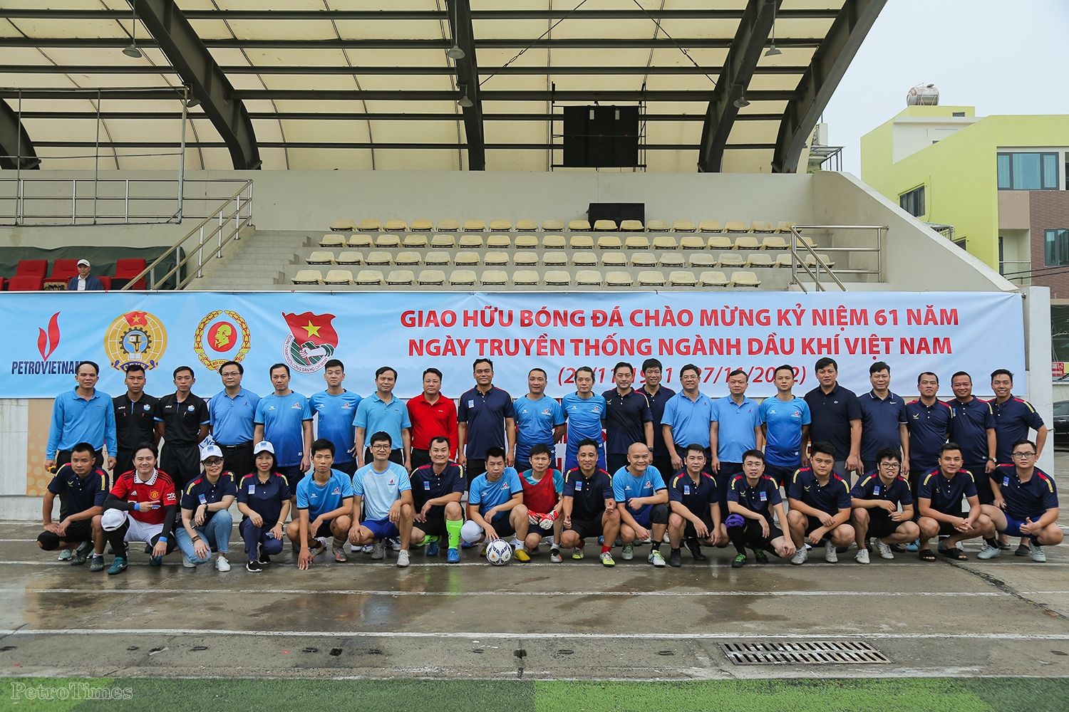 Lãnh đạo Tập đoàn và các đơn vị thành viên giao hữu bóng đá nhân kỷ niệm Ngày truyền thống ngành Dầu khí Việt Nam