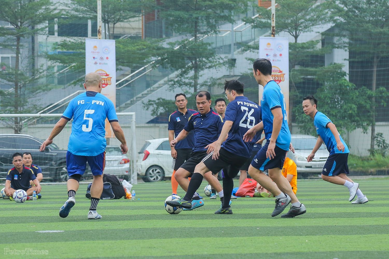 Lãnh đạo Tập đoàn và các đơn vị thành viên giao hữu bóng đá nhân kỷ niệm Ngày truyền thống ngành Dầu khí Việt Nam