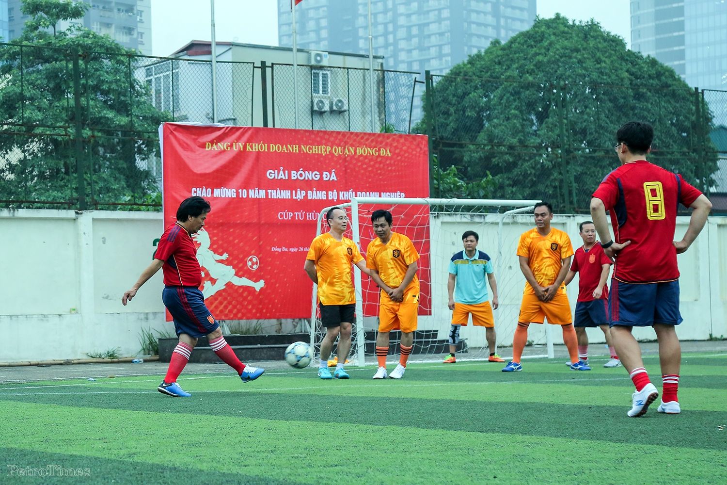 Lãnh đạo Tập đoàn và các đơn vị thành viên giao hữu bóng đá nhân kỷ niệm Ngày truyền thống ngành Dầu khí Việt Nam