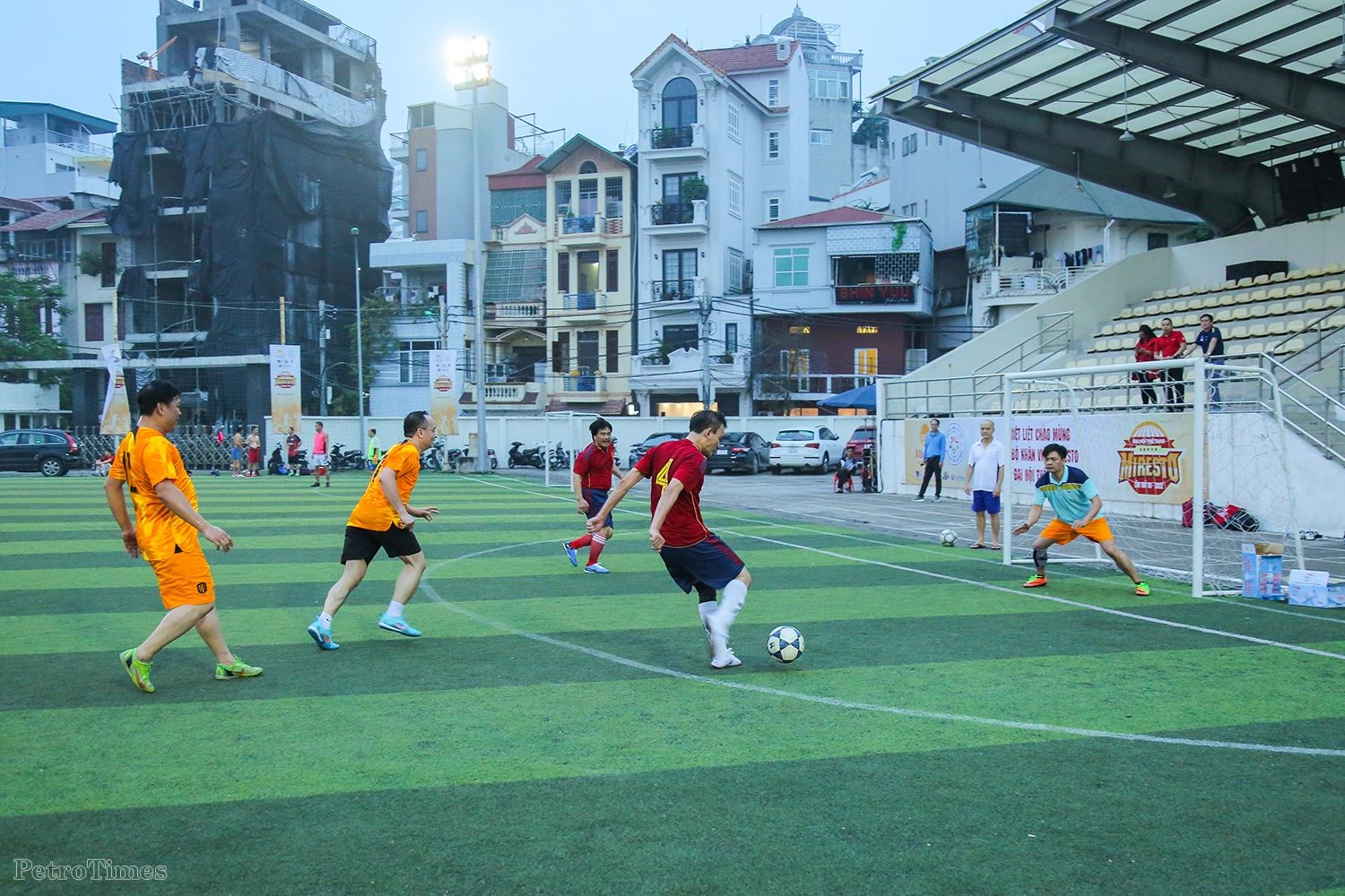 Lãnh đạo Tập đoàn và các đơn vị thành viên giao hữu bóng đá nhân kỷ niệm Ngày truyền thống ngành Dầu khí Việt Nam