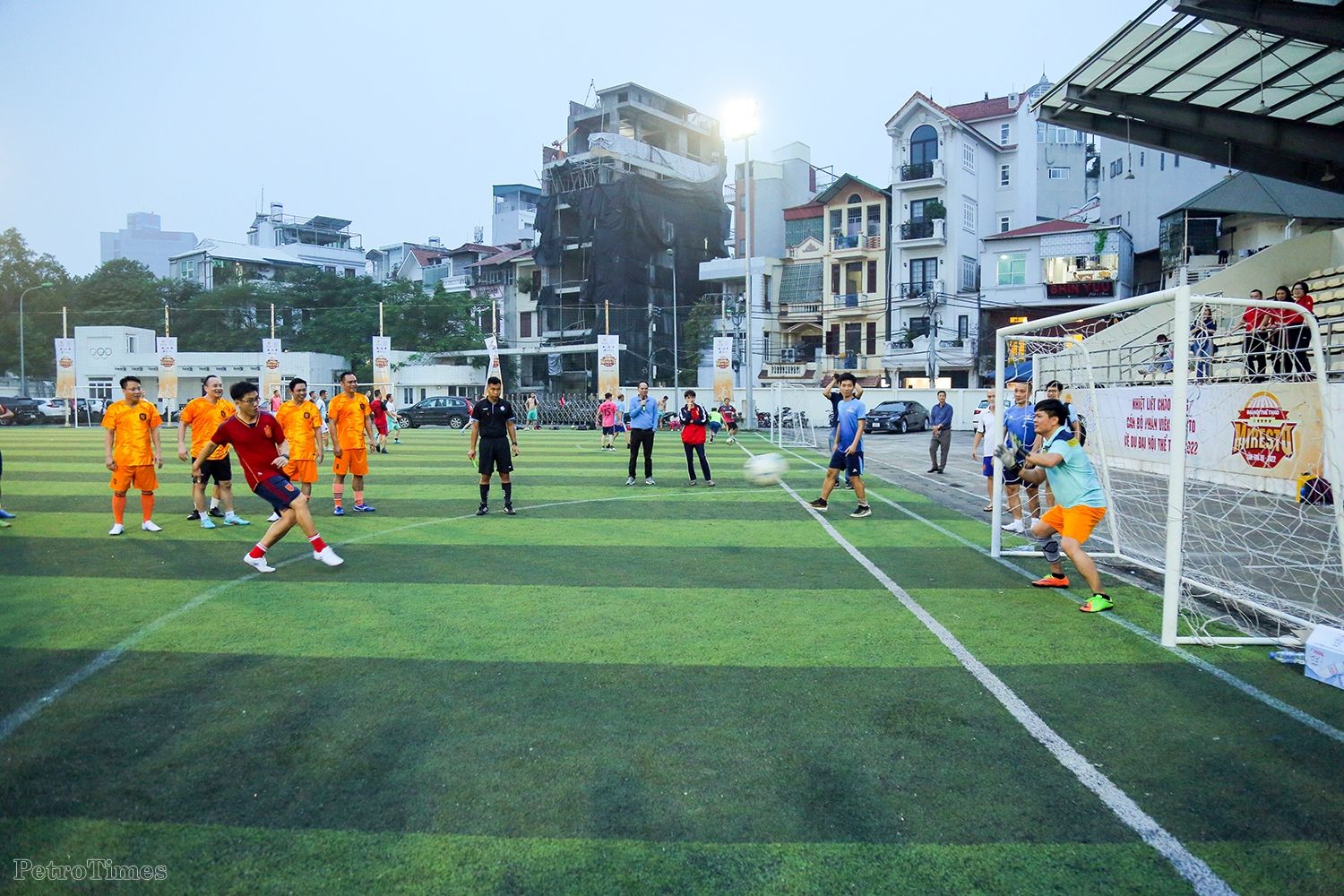 Lãnh đạo Tập đoàn và các đơn vị thành viên giao hữu bóng đá nhân kỷ niệm Ngày truyền thống ngành Dầu khí Việt Nam