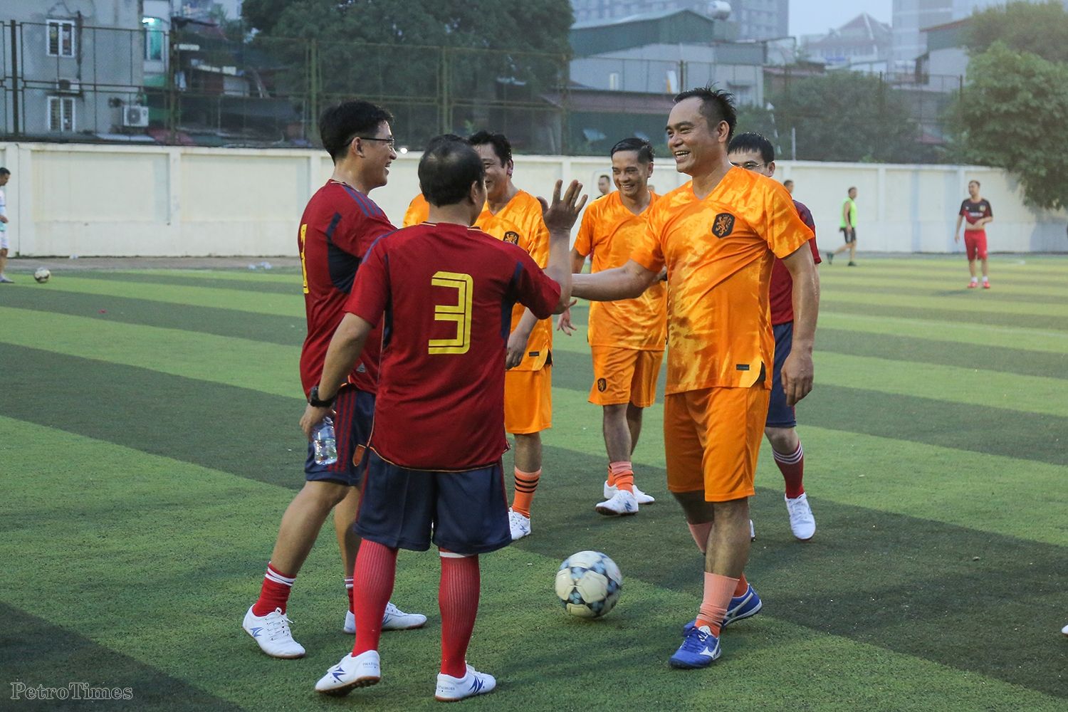 Lãnh đạo Tập đoàn và các đơn vị thành viên giao hữu bóng đá nhân kỷ niệm Ngày truyền thống ngành Dầu khí Việt Nam