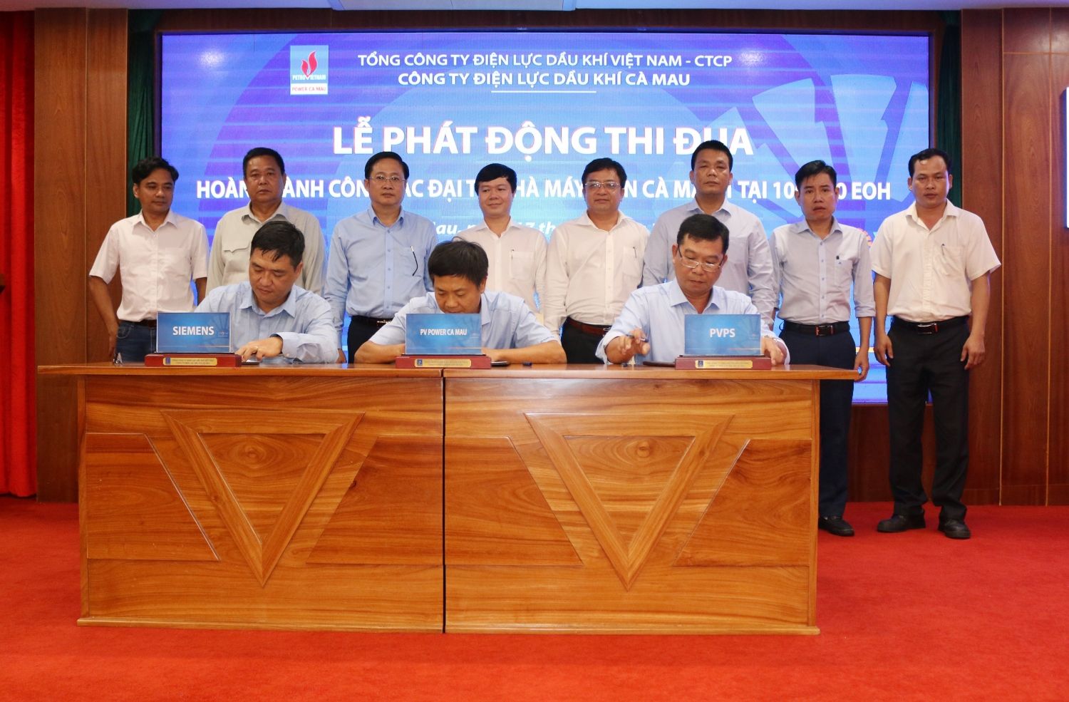 Đại diện Chủ đầu tư (PV Power Ca Mau)  và các Nhà thầu (Siemens, PVPS) ký cam kết giao ước thi đua hoàn thành công trình Đại tu Nhà máy điện Cà Mau 1