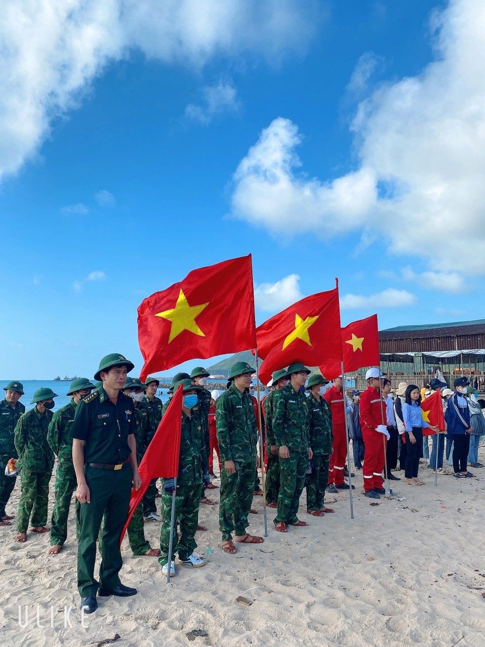 Công ty Điện lực Dầu khí Hà Tĩnh thực hiện chương trình “Làm sạch biển”