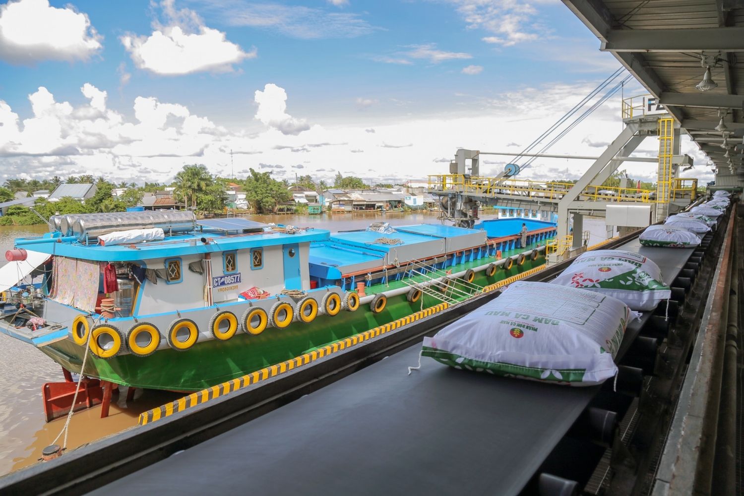 Tại cảng xuất hàng PVCFC. Năm 2022, xuất khẩu sản phẩm phân đạm của Petrovietnam tiếp tục lập kỷ lục với kim ngach đạt trên 405 triệu USD, chiếm 37% giá trị xuất khẩu phân bón của cả nước.