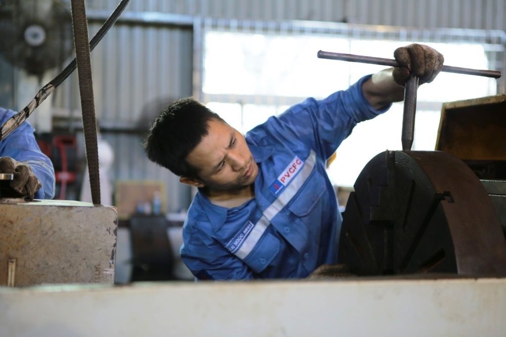 14-vtt-ab-0001-08-nguoi-tho-ck-dang-tap-trung-can-chinh-thiet-bi2023101709073020231023145401.jpg?rt=20231023145509