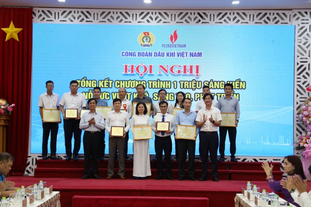 cong-doan-pv-power-nhan-khen-thuong-voi-thanh-tich-hoan-thanh-xuat-sac-huong-ung-chuong-trinh-1-trieu-sang-kien20231004085920.jpg?rt=20231004090506