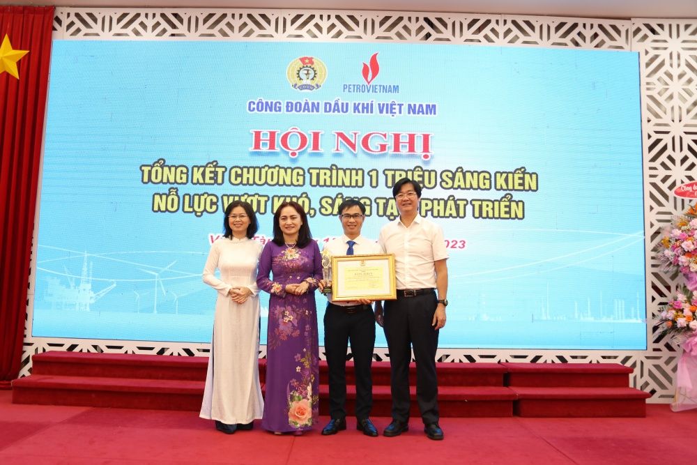 lanh-dao-cd-dkvn-cong-doan-pv-power-chuc-mung-dong-chi-nguyen-doan-chuong-da-co-nhieu-sang-kien-lam-loi-cao20231004085924.jpg?rt=20231004090138