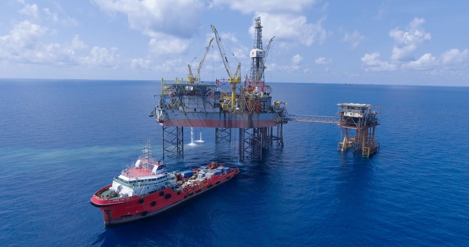 Tàu dịch vụ hoạt động dịp Tết tại mỏ Bạch Hổ