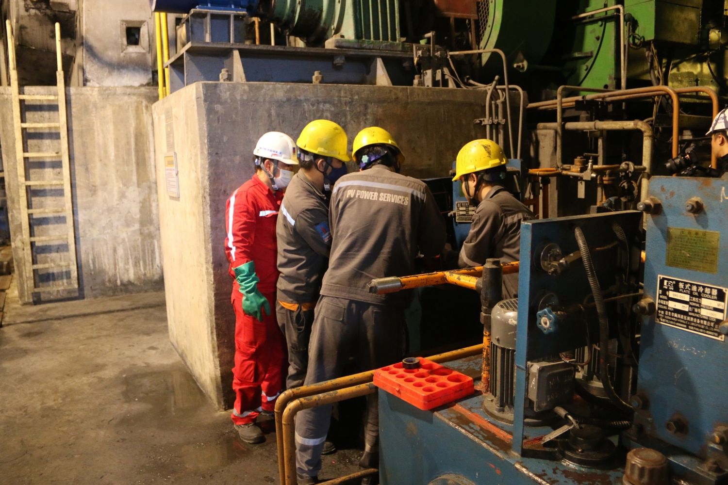 thời gian qua, hàng trăm chuyên gia nước ngoài và kỹ sư trong nước luôn có mặt tại hiện trường để thực hiện công việc. Đặc biệt, các nhà thầu nỗ lực làm xuyên tết, xuyên lễ với mục tiêu chạy thử nghiệm và hoàn thành công tác đại tu, dự kiến chính thức hòa lưới tổ máy số 1 vào ngày 3/3.”.