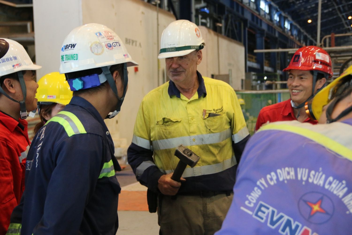 Cuối tháng 1/2022, Nhà máy Nhiệt điện Vũng Áng 1 hoàn tất việc lựa chọn và ký kết hợp đồng với các nhà thầu cung cấp vật tư, dịch vụ sửa chữa hệ thống tuabin – máy phát. Theo đó, nhà thầu Toshiba Việt Nam cung cấp vật tư và nhà thầu PT.Sulzer (Indonesia) cung cấp dịch vụ khắc phục hư hỏng.