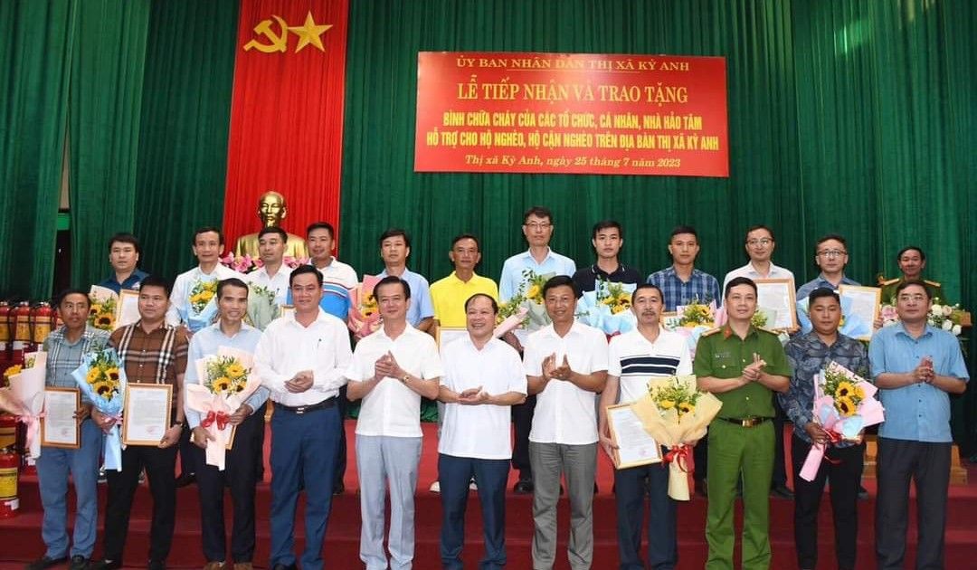 PV Power Hà Tĩnh tặng bình chữa cháy cho các gia đình khó khăn