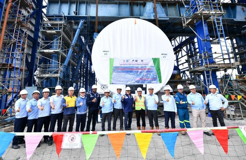 Đưa máy phát điện và turbine khí Nhà máy điện Nhơn Trạch 3 vào bệ móng