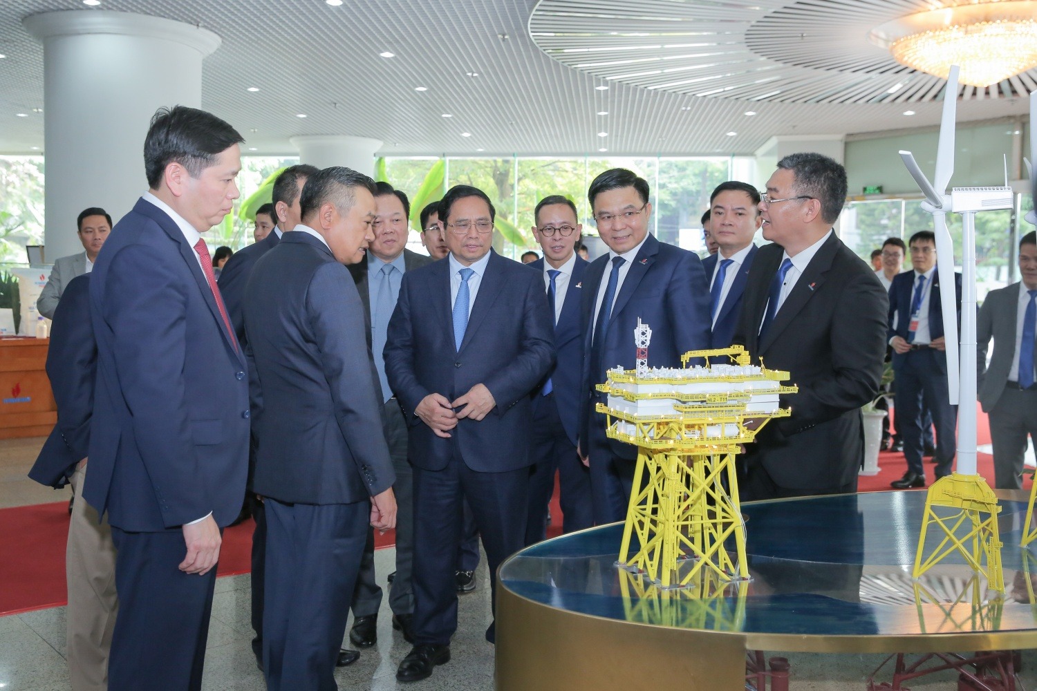 chu-tich-hdtv-tong-giam-doc-petrovietnam-le-manh-hung-bao-cao-thu-tuong-ve-cac-dong-luc-tang-truong-moi-cua-tap-doan-120240108182540.jpg?rt=20240108182543