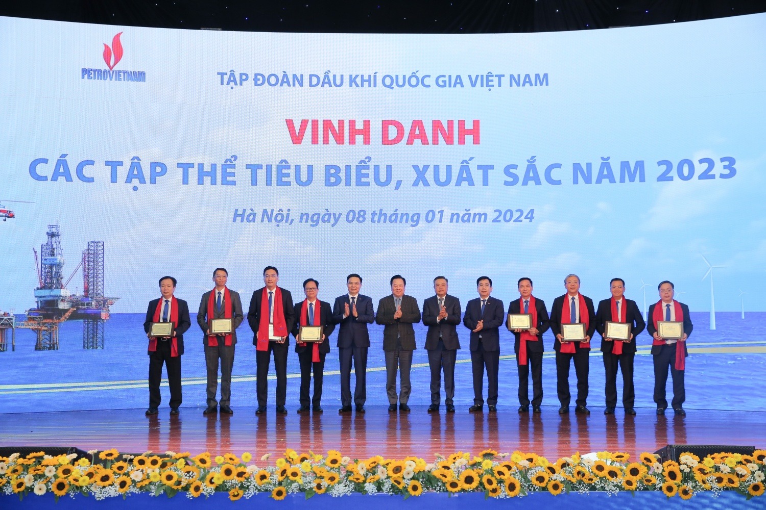 chu-tich-ubqlvnn-nguyen-hoang-anh-chu-tich-ubnd-tp-ha-noi-tran-sy-thanh-cung-lanh-dao-tap-doan-chuc-mung-cac-don-vi-xuat-sac20240108183107.jpg?rt=20240108183126