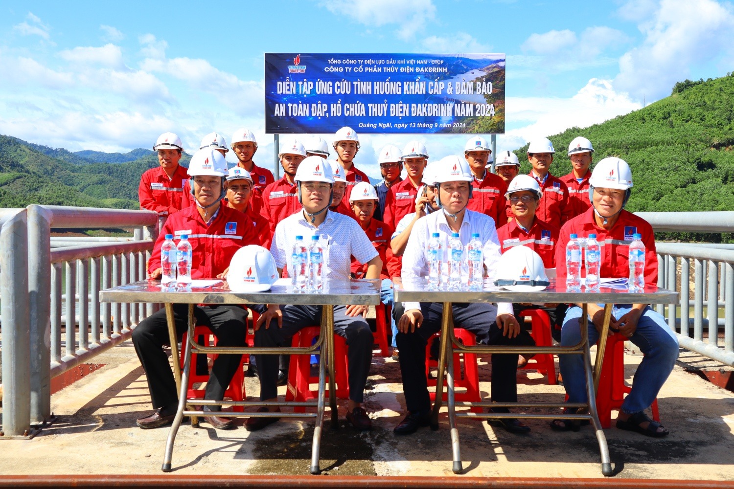 Các đại biểu tham dự buổi diễn tập tại đập Thuỷ điện Đakđrinh. Các đại biểu tham dự buổi diễn tập tại đập Thuỷ điện Đakđrinh.