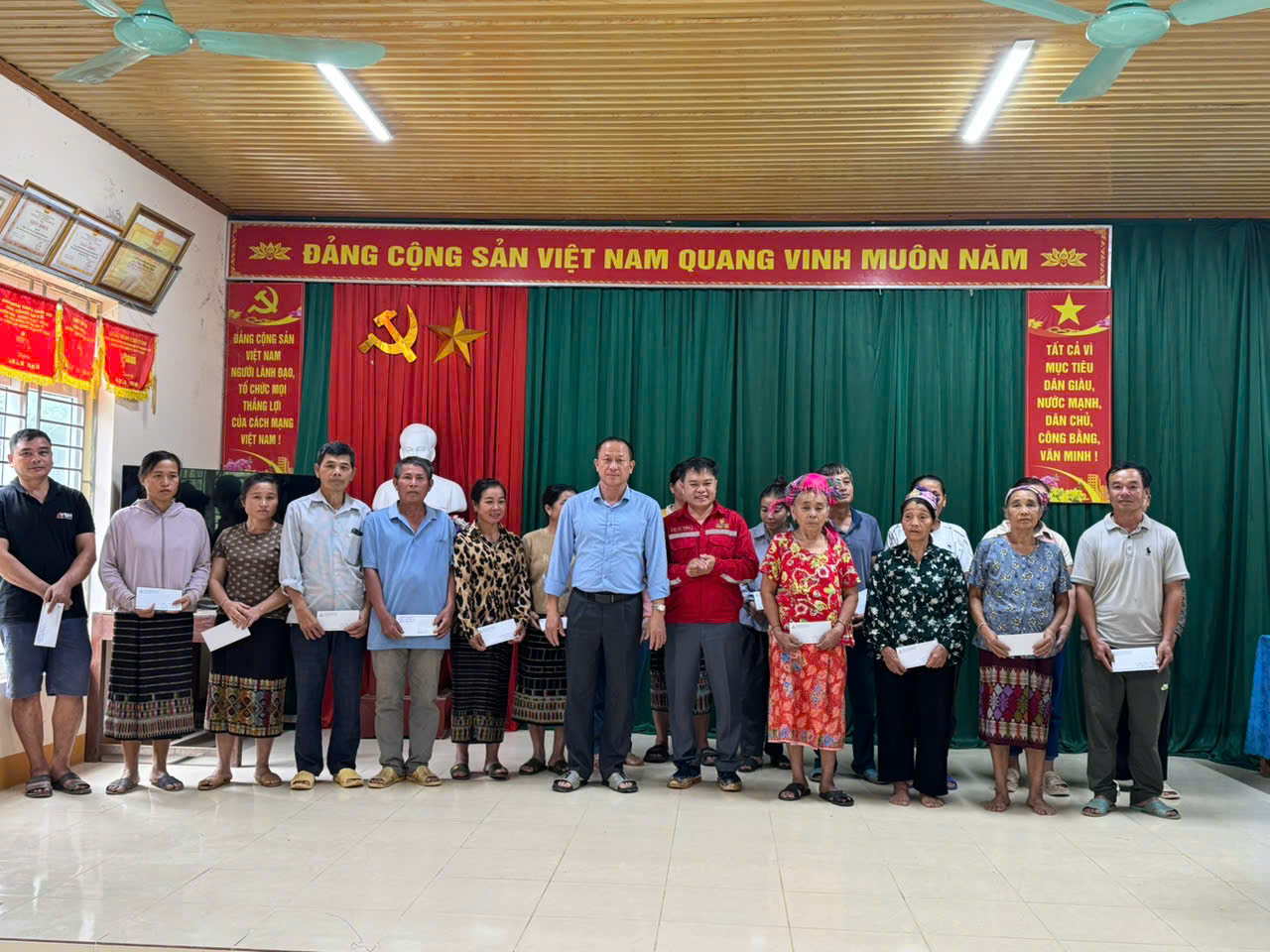 Công ty Cổ phần thủy điện Hủa Na trao 100 triệu đồng ủng hộ đồng bào xã Thông Thụ bị ảnh hưởng do cơn bão số 10