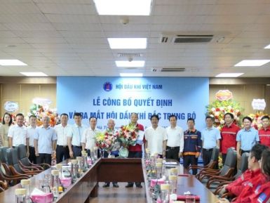 Lãnh đạo Hội DKVN trao quyết định thành lập Hội Dầu khí Bắc Trung Bộ