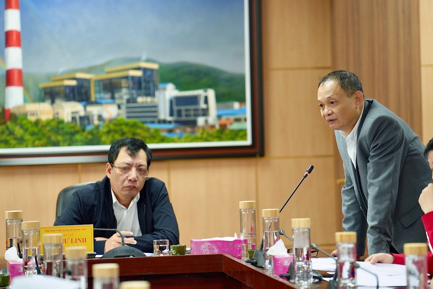 Ông Trịnh Bảo Ngọc, Giám đốc PV Power Ha Tinh báo cáo tại buổi làm việc