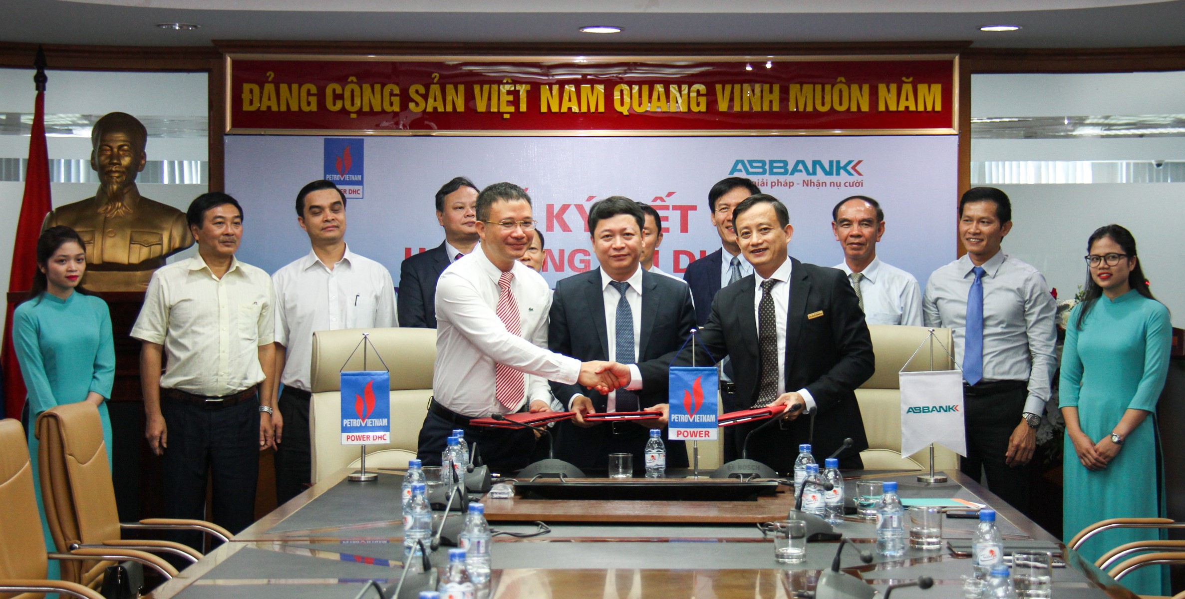 LỄ KÝ KẾT HỢP ĐỒNG TÀI TRỢ VỐN CHO NHÀ MÁY THỦY ĐIỆN ĐAKĐRINH TRỊ GIÁ 300 TỶ ĐỒNG