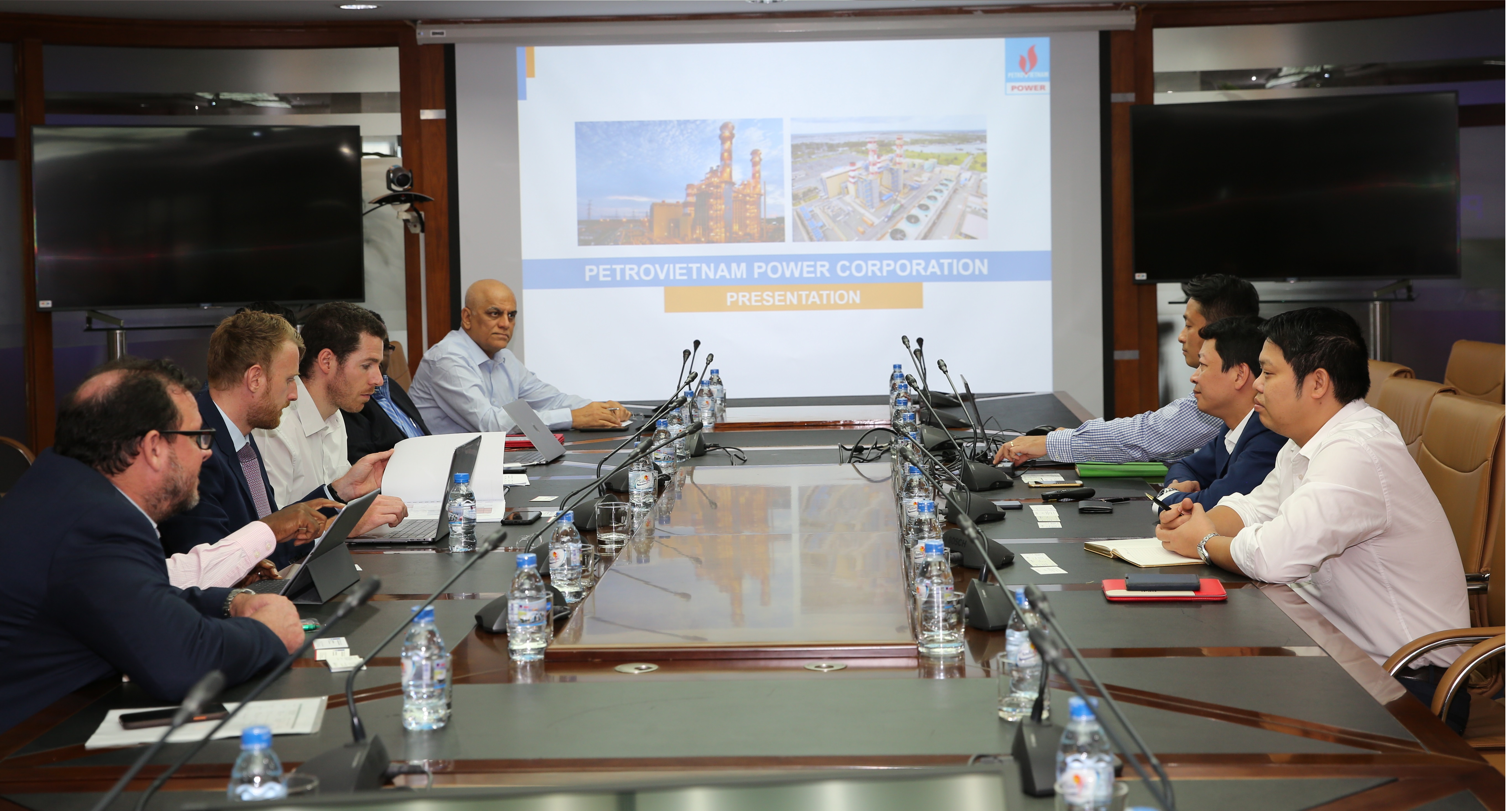 PV POWER TIẾP VÀ LÀM VIỆC VỚI CÁC QUỸ ĐẦU TƯ