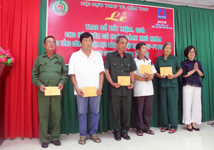 Cần Thơ trao sổ tiết kiệm, quà cho hội viên có hoàn cảnh khó khăn