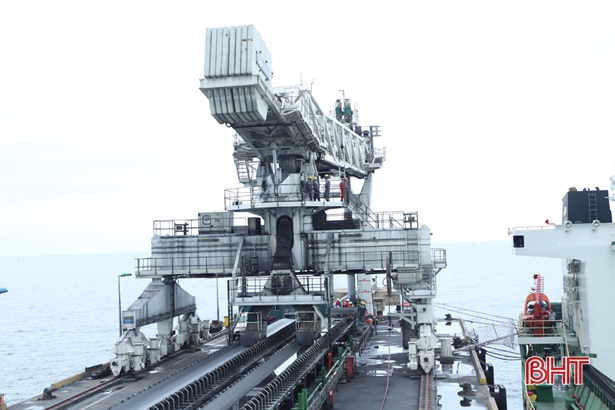  Tàu chở than vào cảng chuyên dụng của Nhà máy Nhiệt điện Vũng Áng 1 được kiểm soát nghiêm ngặt theo khuyến cáo của Bộ Y tế.