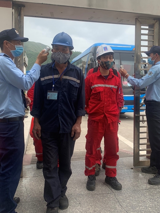  Kiểm tra thân nhiệt cán bộ, người lao động trước khi vào các nhà máy điện