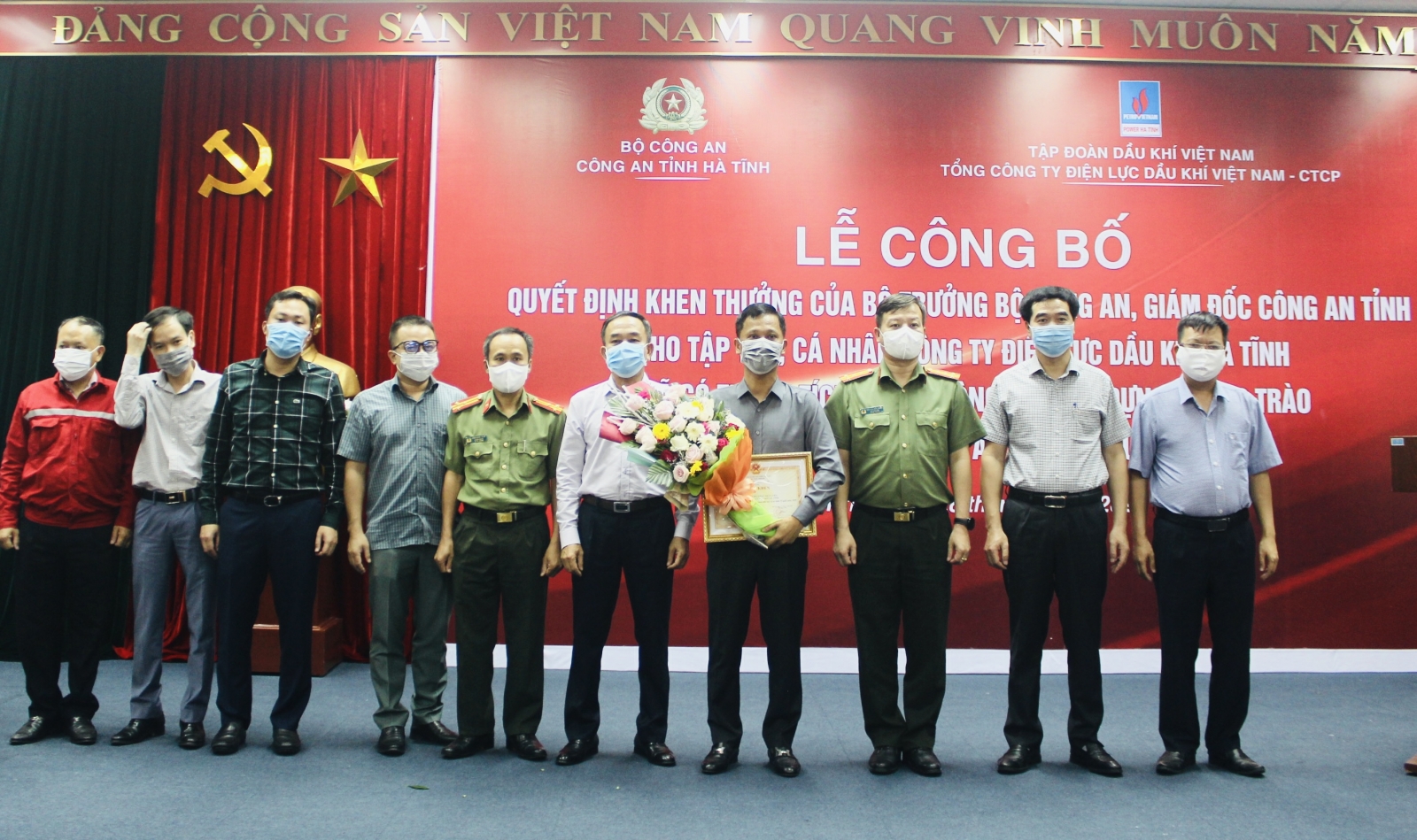 Công ty Điện lực Dầu khí Hà Tĩnh đón nhận bằng khen của Bộ Công an