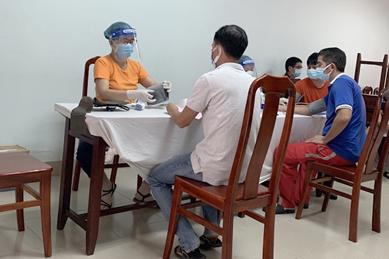  Người lao động NT2 được kiểm tra sức khỏe trước khi tiêm vắc xin