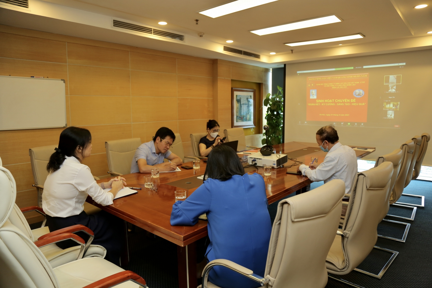  Các đại biểu tham dự tại điểm cầu Tổng Công ty