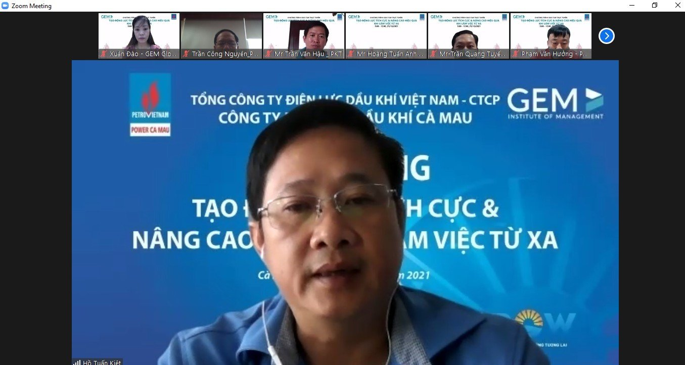  Ông Hồ Tuấn Kiệt - Phó Bí thư Đảng ủy, Phó Giám đốc Công ty phát biểu khai giảng trực tuyến