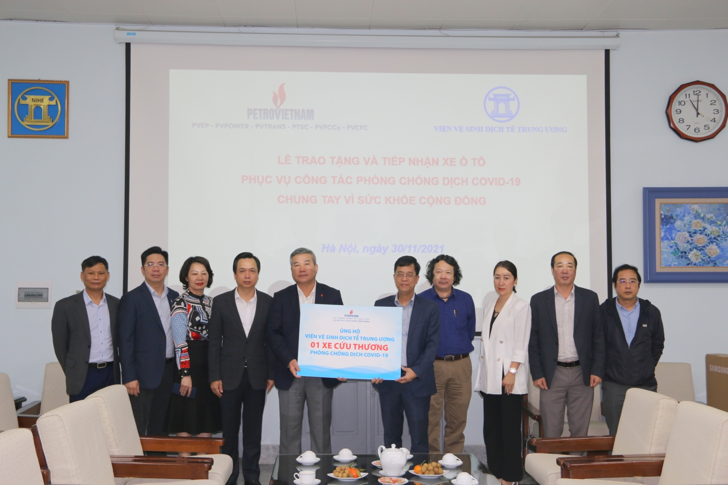 Petrovietnam trao tặng xe cứu thương cho Viện Vệ sinh Dịch tễ Trung ương