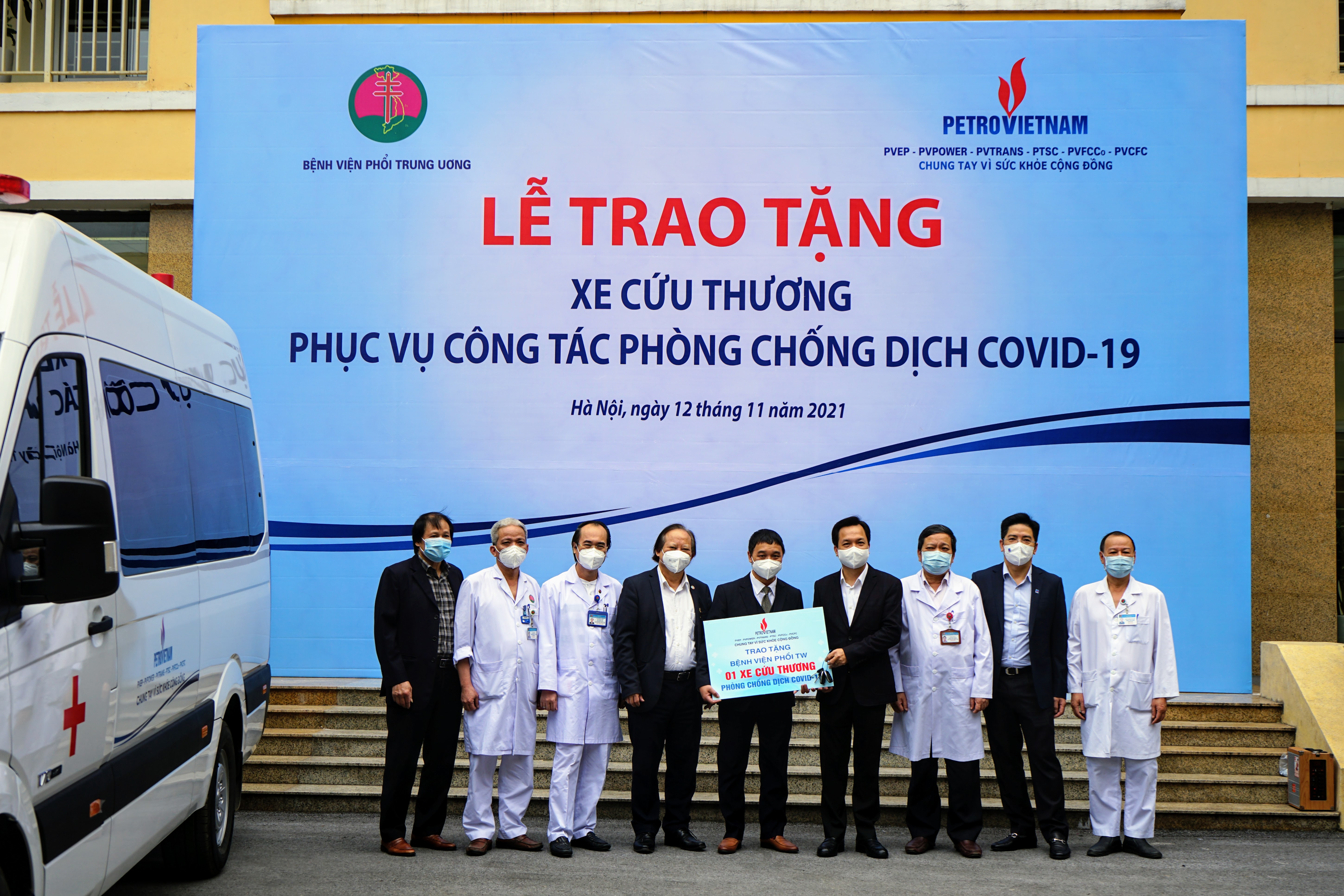 Petrovietnam trao tặng xe cứu thương cho Bệnh viện Phổi Trung ương