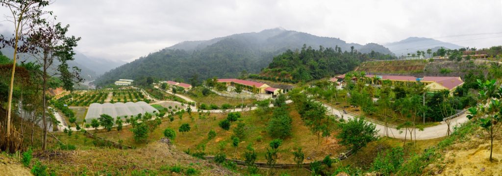  Toàn cảnh khu nhà ở và vườn cây của Nhà máy Thủy điện Hủa Na