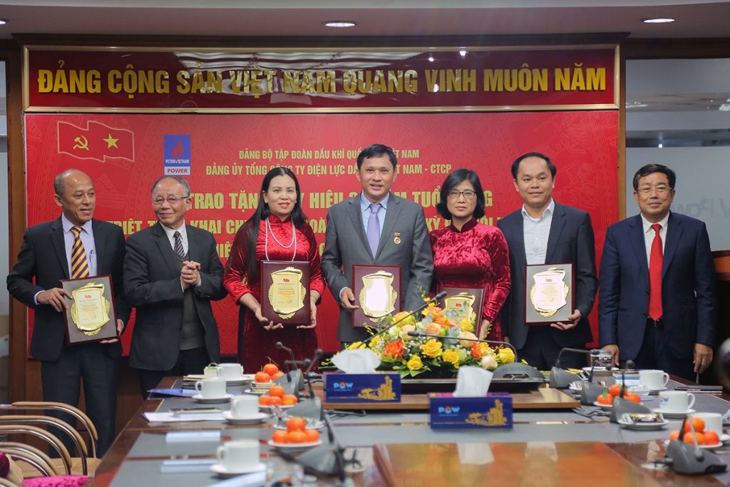  Khen thưởng các cá nhân có thành tích xuất sắc trong thực hiện Chỉ thị số 05-CT/TW giai đoạn 2016-2021