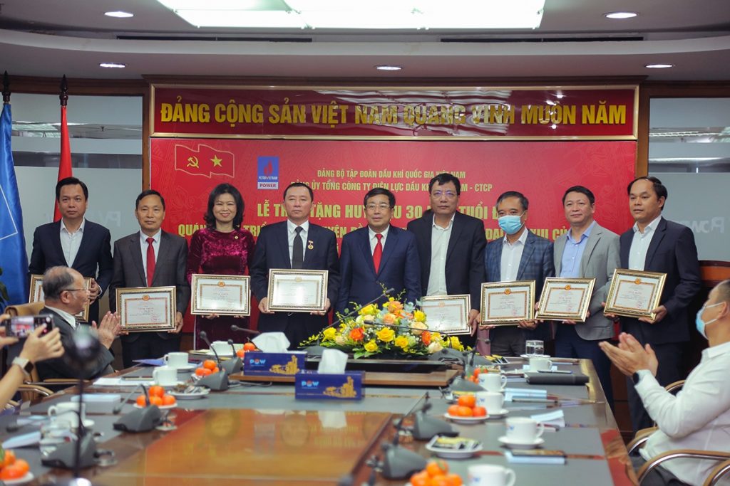  Trao tặng giấy khen của Đảng ủy Tập đoàn cho các đảng viên hoàn thành xuất sắc nhiệm vụ 5 năm liền