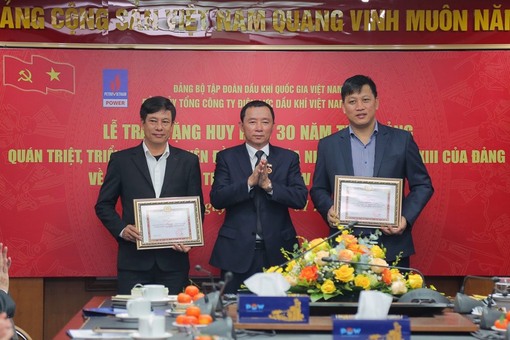  Đồng chí Hồ Công Kỳ, Bí thư Đảng ủy, Chủ tịch HĐQT PV Power trao giấy khen của Đảng ủy Tổng Công ty cho các tập thể hoàn thành xuất sắc nhiệm vụ năm 2021