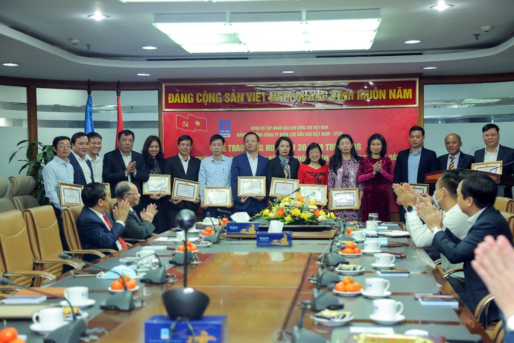  Trao giấy khen của Đảng ủy Tổng Công ty cho các cá nhân hoàn thành xuất sắc nhiệm vụ năm 2021