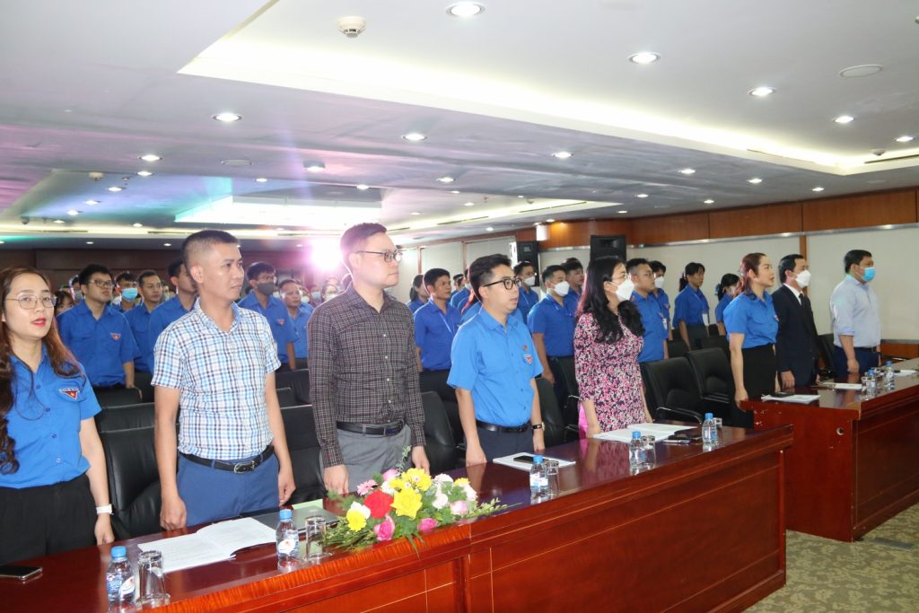  Các đại biểu thực hiện nghi lễ Chào cờ