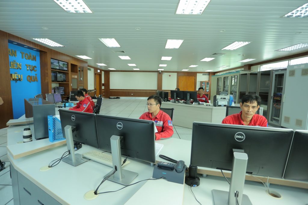  Phòng điều khiển trung tâm Nhà máy điện Cà Mau 1