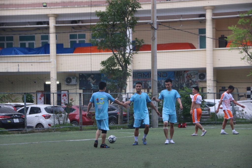  Các cầu thủ Liên quân miền Bắc ăn mừng tỷ số 2-0