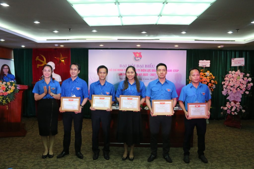  Bí thư Đoàn Tập đoàn Vũ Thị Thu Hương trao Bằng khen cho các đồng chí có thành tích trong nhiệm kỳ 2017-2022