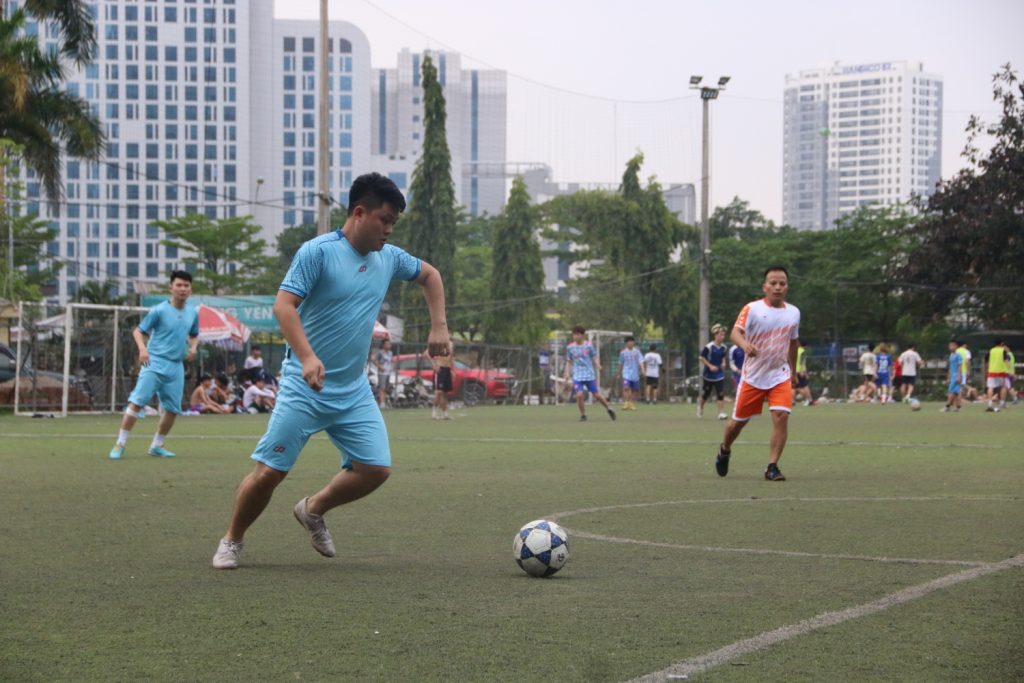  Một pha lên bóng của các cầu thủ Liên quân miền Bắc (áo xanh)