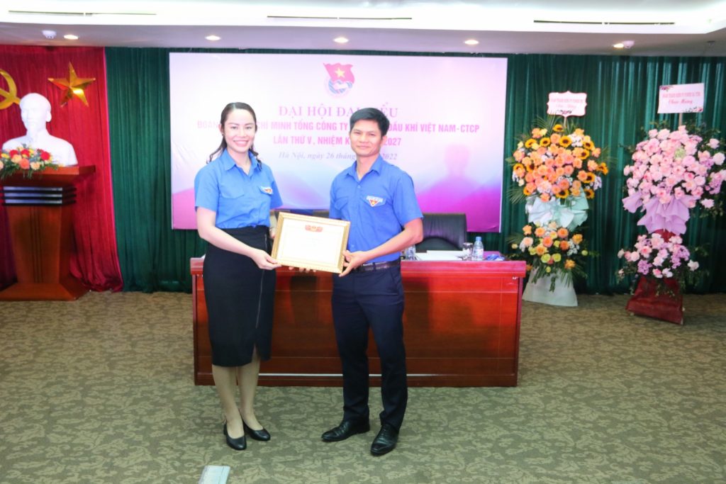  Tặng Bằng khen của Đoàn Tập đoàn cho cán bộ Đoàn PV Power