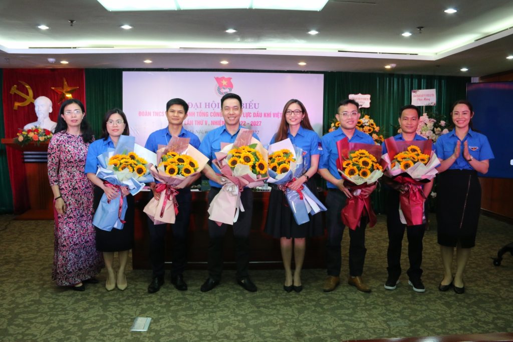  Đại diện lãnh đạo Tổng công ty và Đoàn Tập đoàn tặng hoa các đồng chí trong BCH nhiệm kỳ 2017-2022