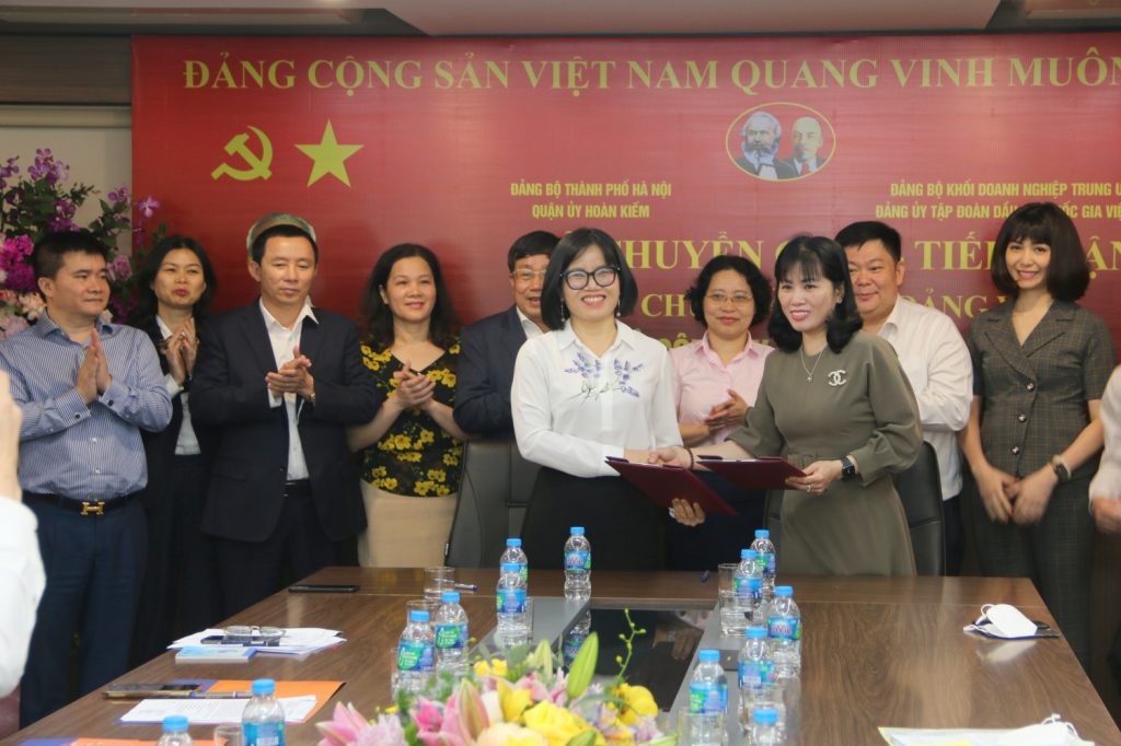  Đồng chí Nguyễn Thị Hoa - Phó Chánh VP Đảng ủy Tập đoàn cùng đồng chí Trần Thị Thu Hoài - Phó Trưởng ban Tổ chức Quận ủy Hoàn Kiếm ký biên bản bàn giao tổ chức đảng và đảng viên PV Machino